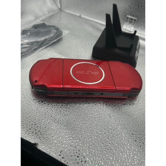 Red psp 3000 w/charger & new battery - Picture 7 of 8